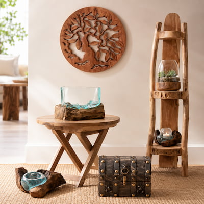 Premium Wohndeko-Kollektion aus Holz mit Lebensbaum-Wandbild, Schmelzglas-Schale auf Holz, Terrarium auf Holz, Teakregal, klappbarem Holztisch und Schatztruhe in warmem modernem Interieur.