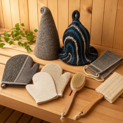 Premium Sauna-Zubehör-Kollektion mit Filz-Saunahüten, Waschhandschuhen, Körperbürsten, Luffa-Schwämmen und Bambus-Leinen-Rückenband auf warmer Holzbank