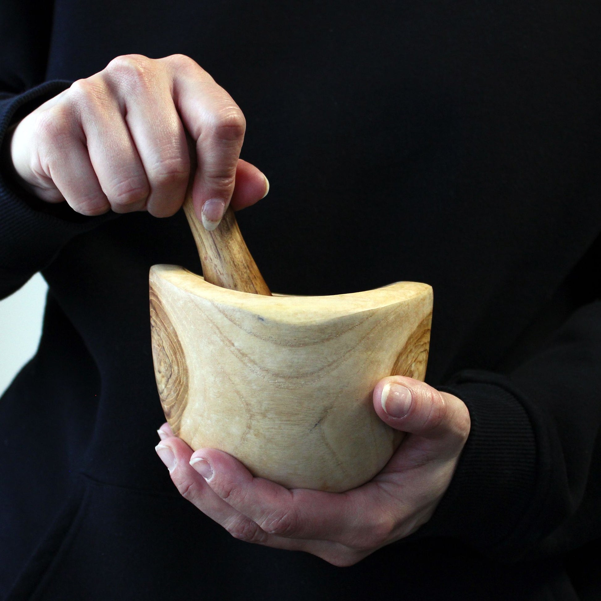 Medium ergonomic teak pestle and mortar with natural wood grain | WoodenLandia