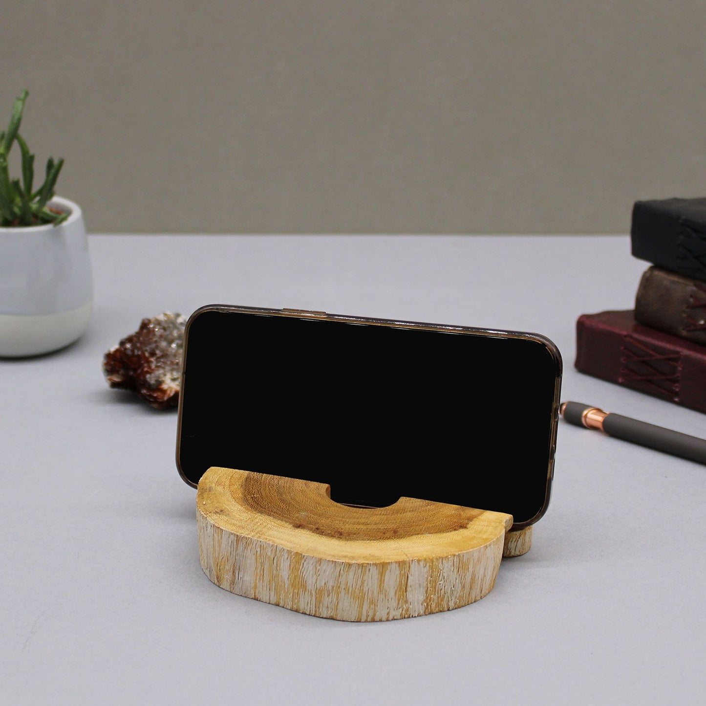 Large Gamal wood phone holder in whitewash finish – natural wood slice with live edges and central slot for smartphone | WoodenLandia