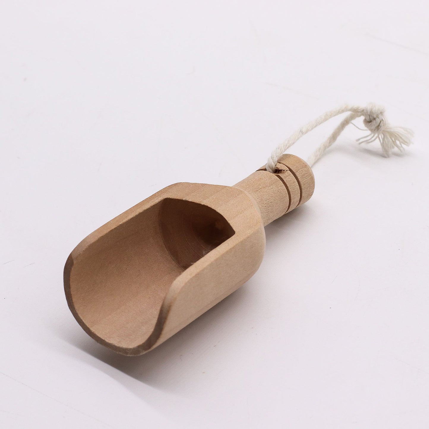 Mini wooden scoop with rope loop – natural wood, approx. 9.2 cm – for bath salts, spices and loose tea | WoodenLandia